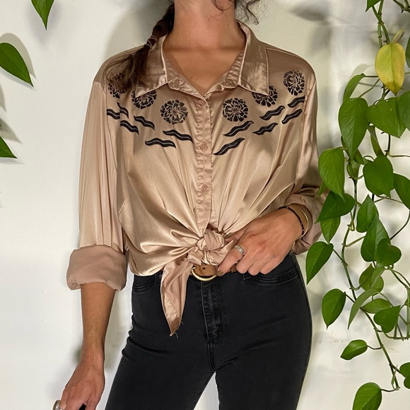 🌹 SOLD 🌹 Marigolds 🌿 printed satin button down shirt - Picture 5 of 8